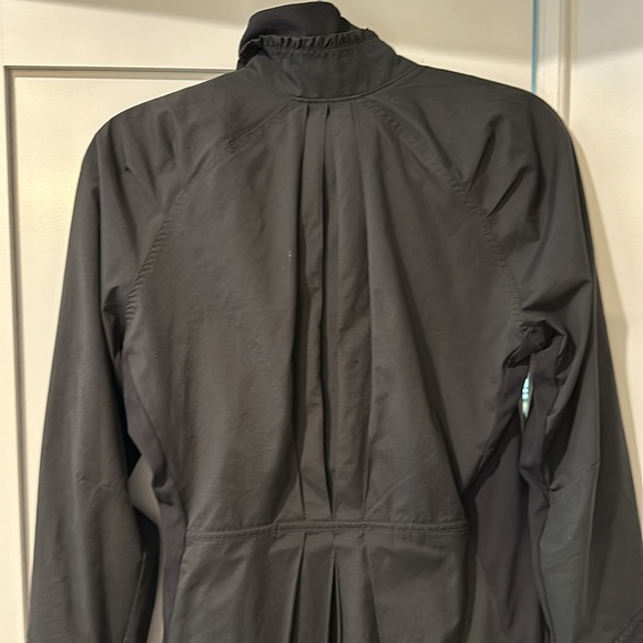 Lulu Lemon size 6 waterproof jacket - Picture 7 of 9